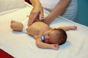Babymassage im Zentrum der Pflege und Gesundheit